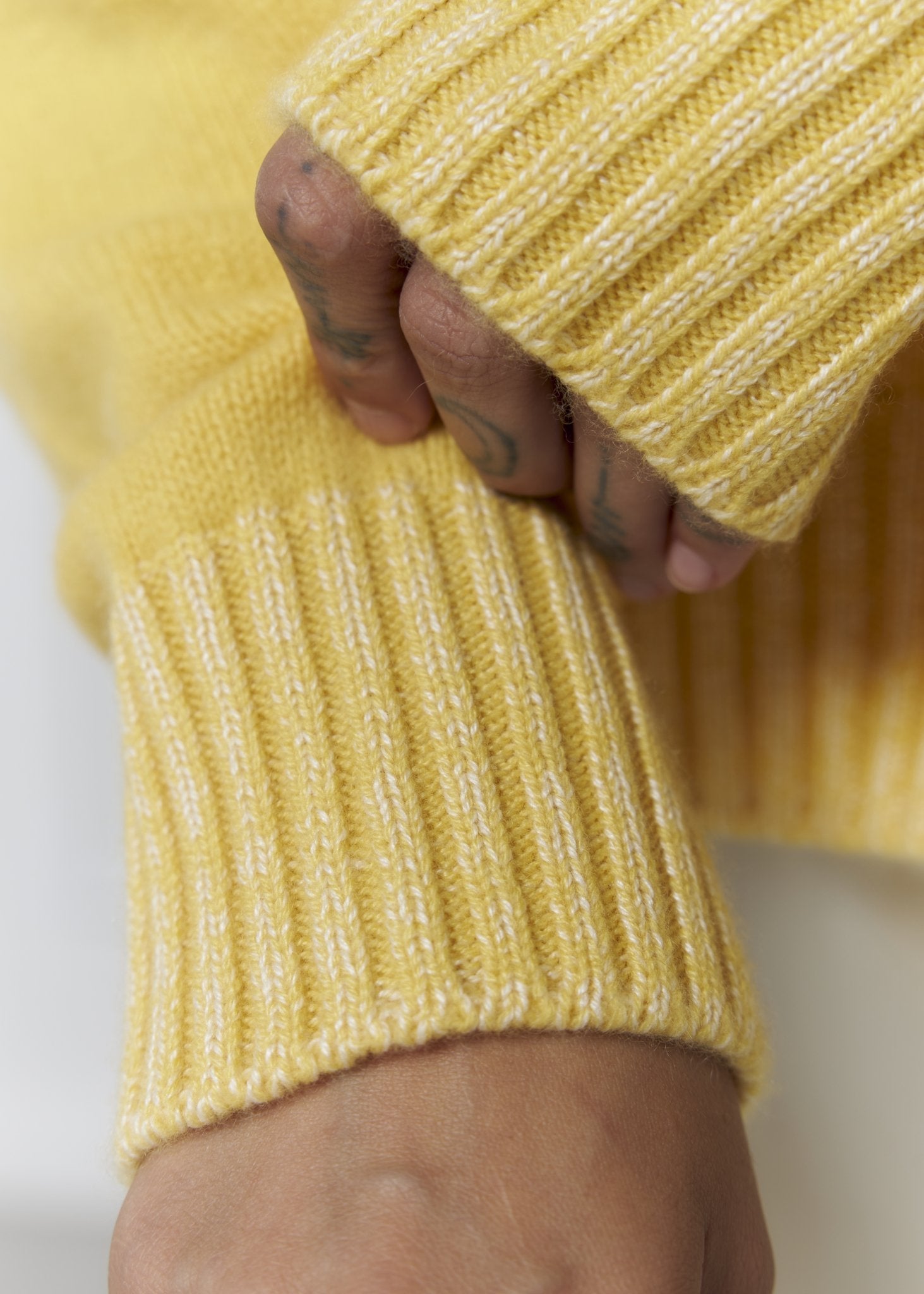 MILAVA Crew - Neck Cashmere Sweater in Yellow - NiSO