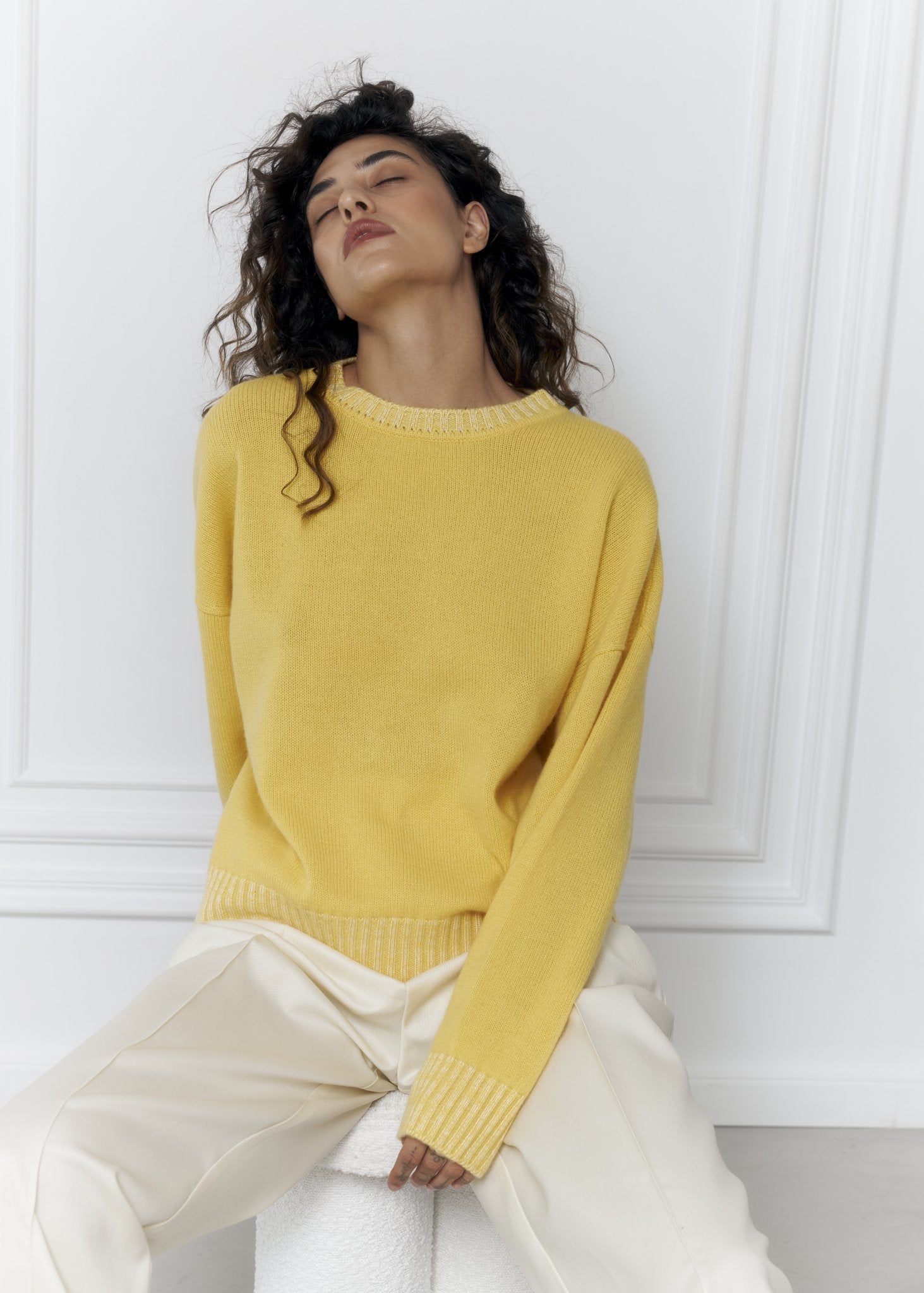 MILAVA Crew - Neck Cashmere Sweater in Yellow - NiSO