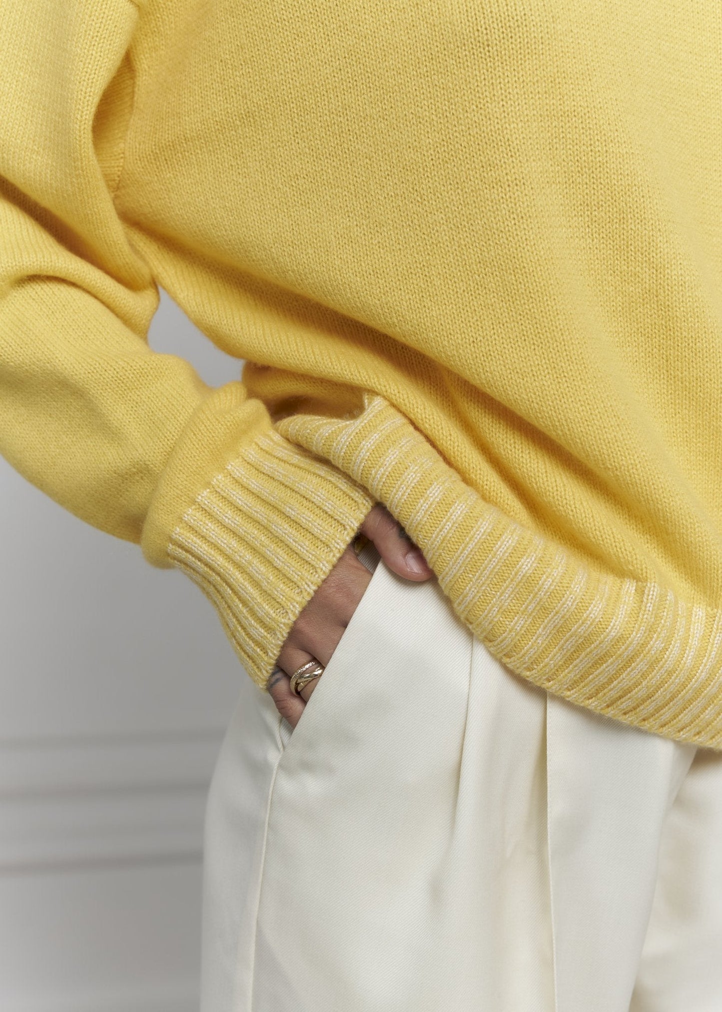 MILAVA Crew - Neck Cashmere Sweater in Yellow - NiSO