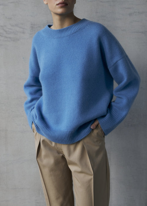 ZORIANA Crew-Neck Cashmere Sweater in Bright Blue - NiSO