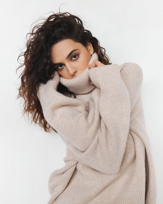 Large 100% Cashmere Oversize Sweater with Turtle Neck in Beige - NiSO