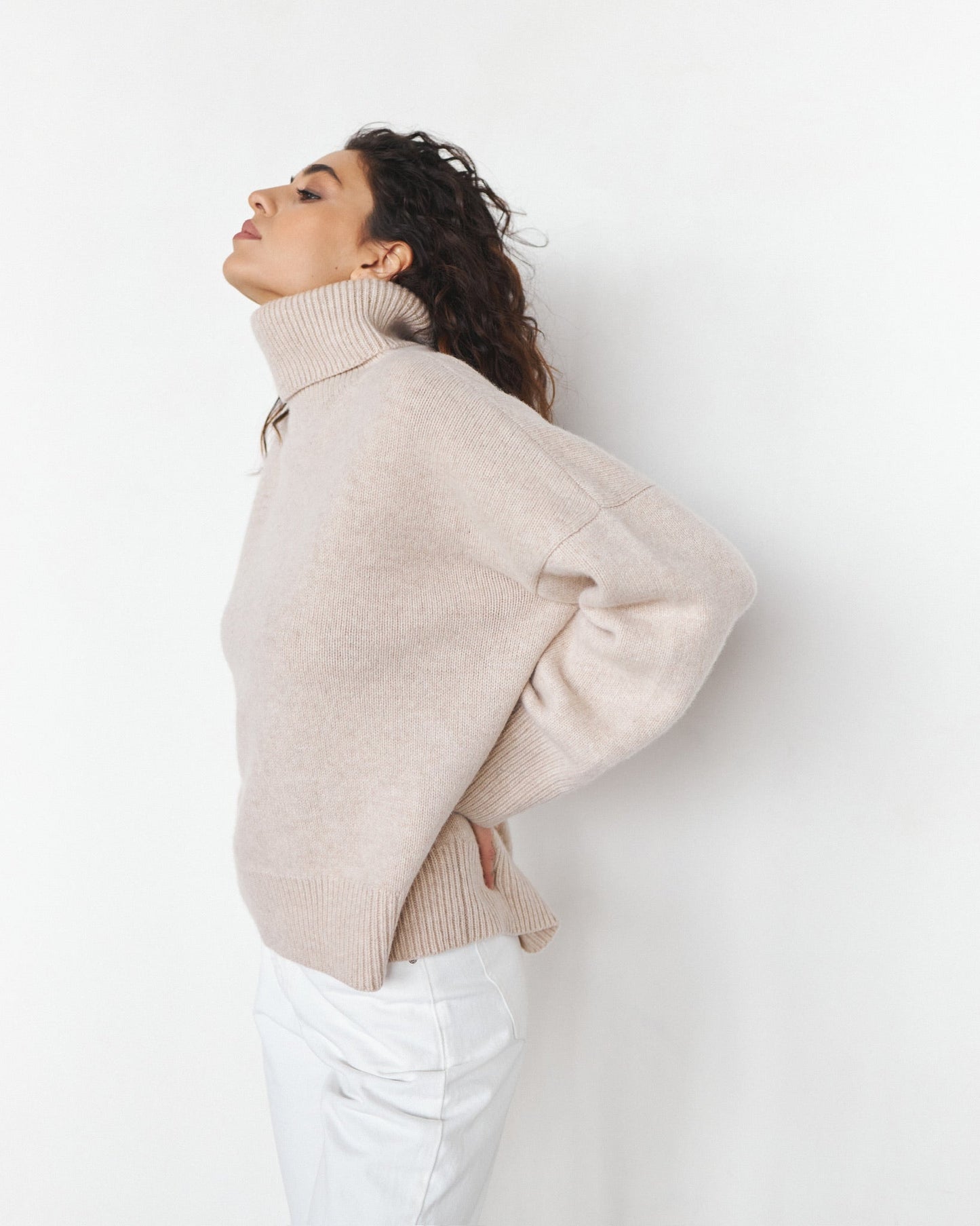 Large 100% Cashmere Oversize Sweater with Turtle Neck in Beige - NiSO