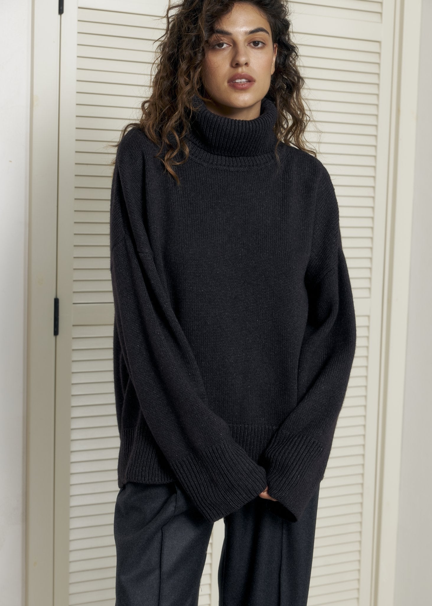ZORIANA Turtle - Neck Cashmere Sweater in Black - NiSO