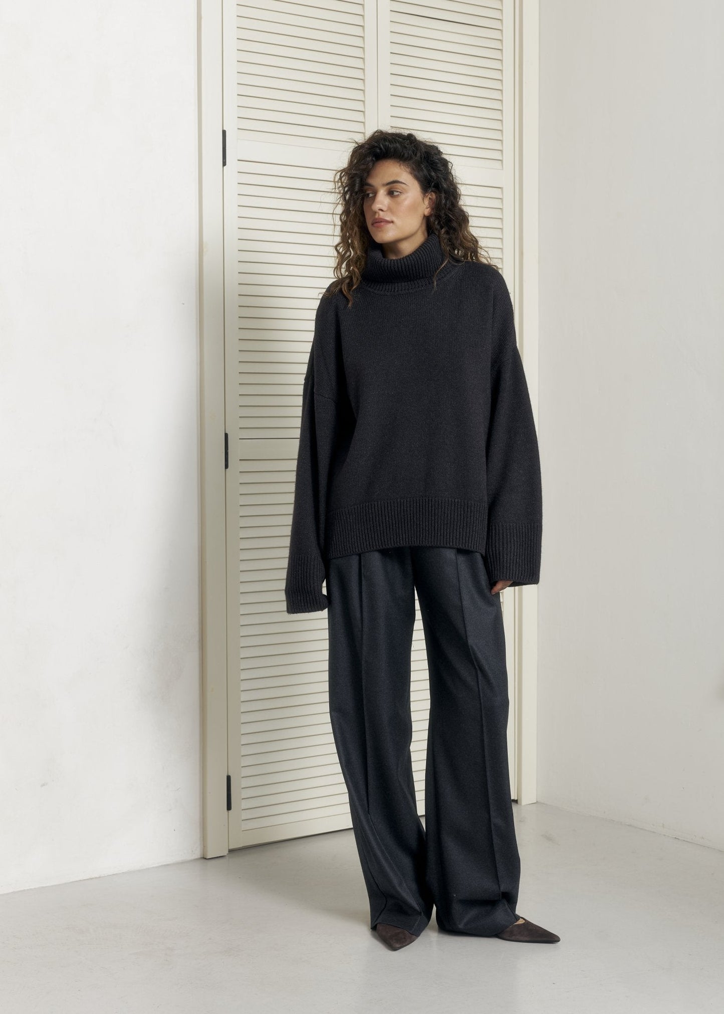 ZORIANA Turtle - Neck Cashmere Sweater in Black - NiSO
