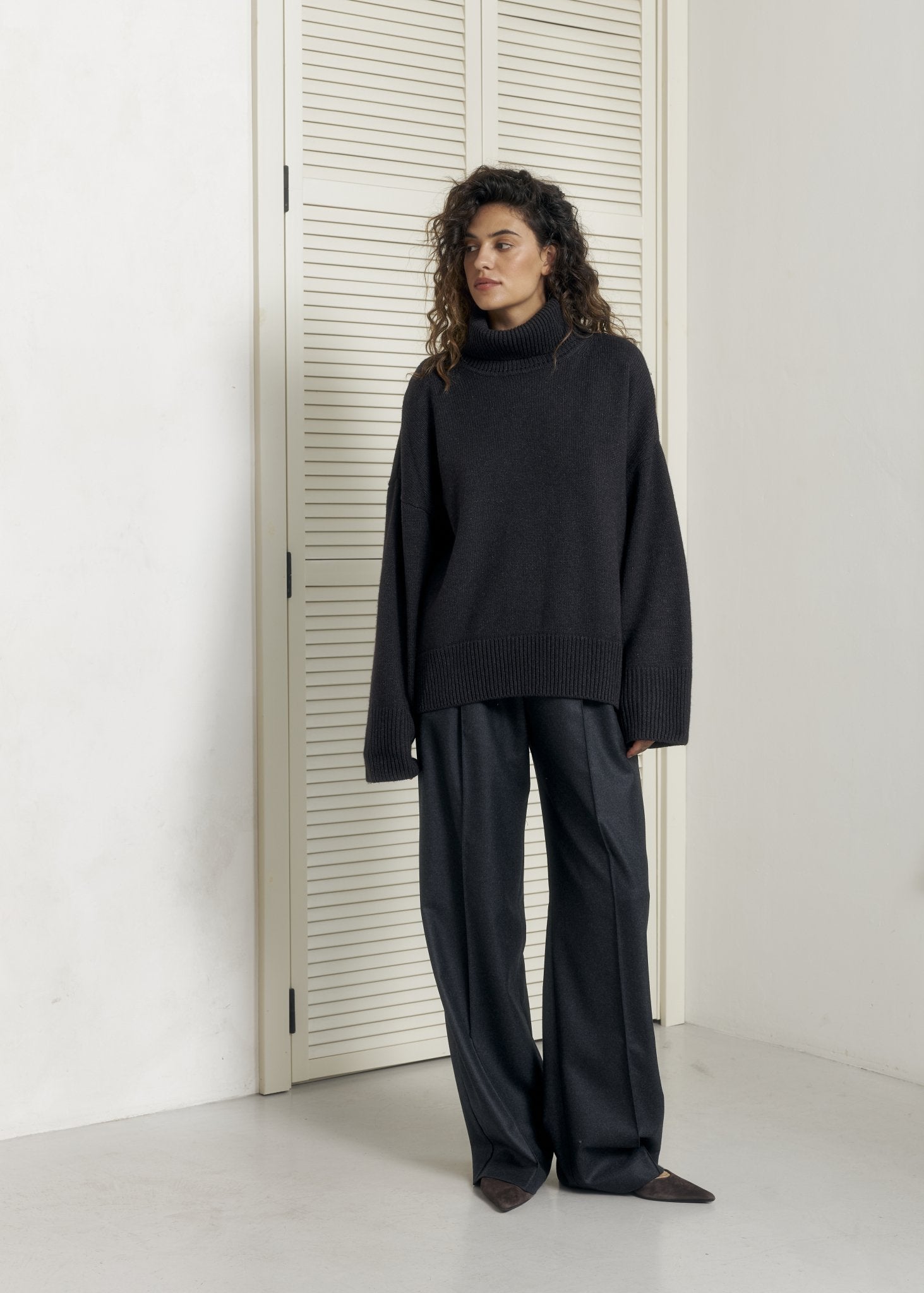 ZORIANA Turtle - Neck Cashmere Sweater in Black - NiSO