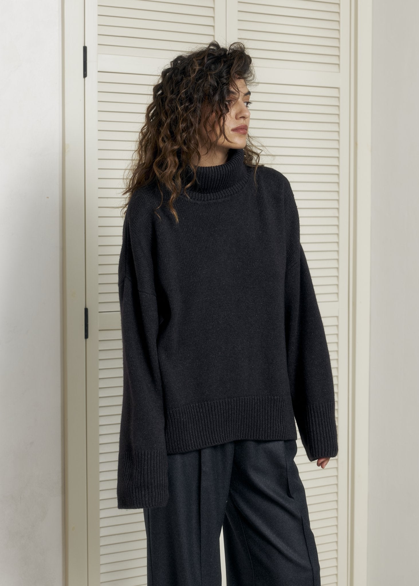ZORIANA Turtle - Neck Cashmere Sweater in Black - NiSO