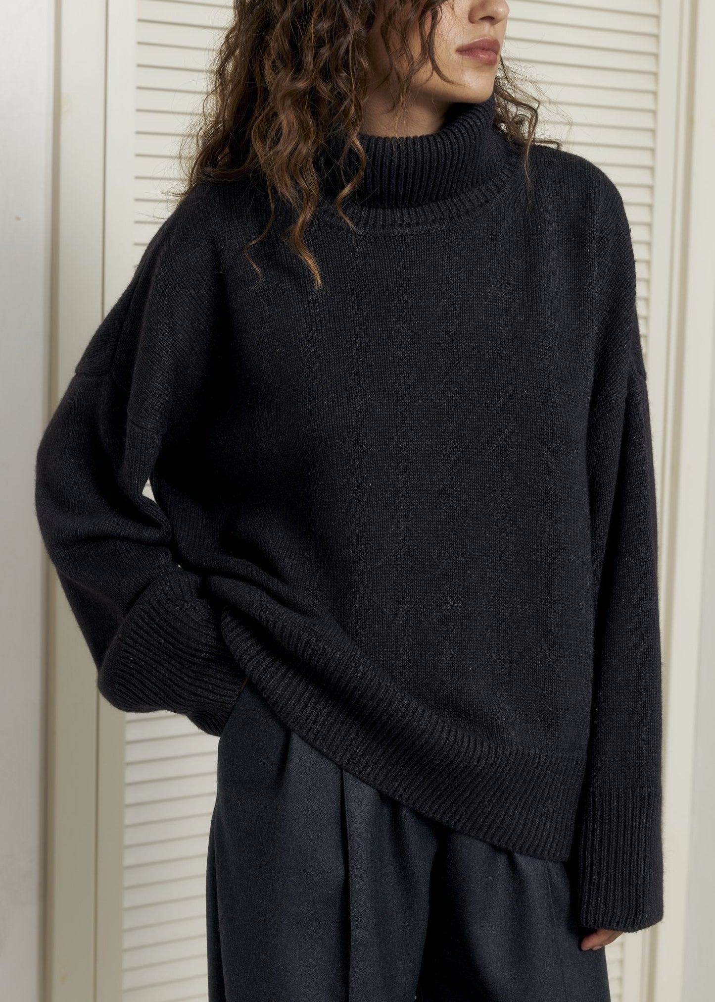 ZORIANA Turtle - Neck Cashmere Sweater in Black - NiSO