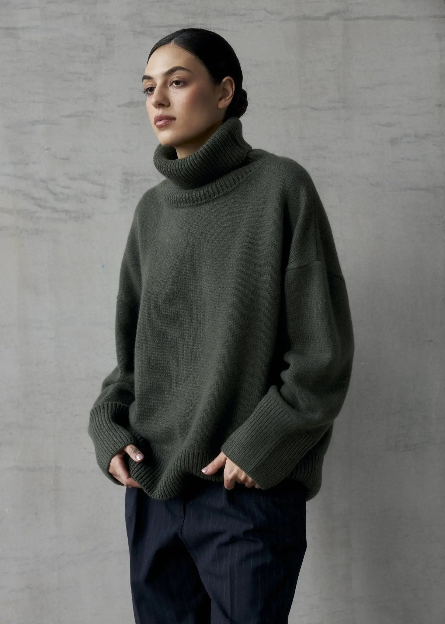 ZORIANA Turtle-Neck Cashmere Sweater in Dark Green NiSO