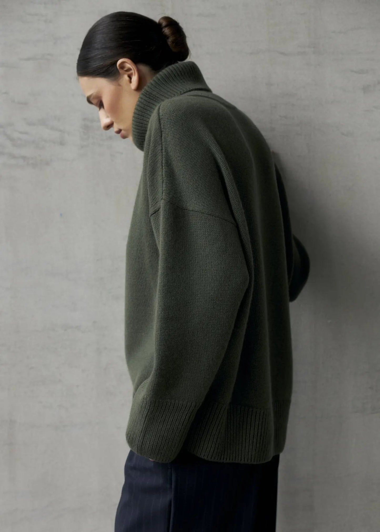 ZORIANA Turtle-Neck Cashmere Sweater in Dark Green NiSO