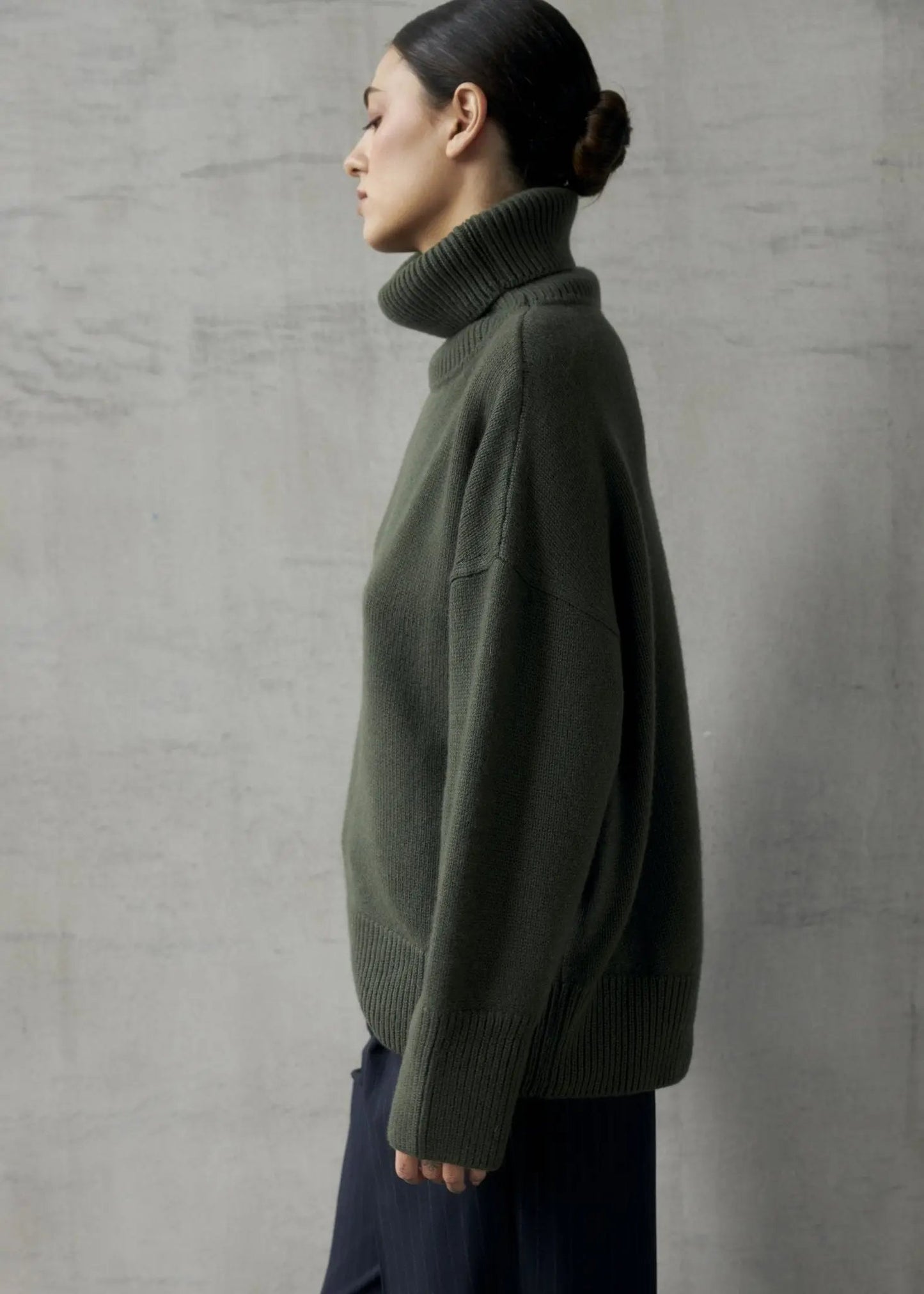 ZORIANA Turtle-Neck Cashmere Sweater in Dark Green NiSO