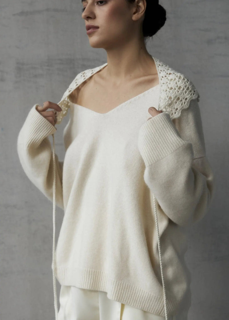 ZHADANA V-Neck Cashmere Sweater in White NiSO