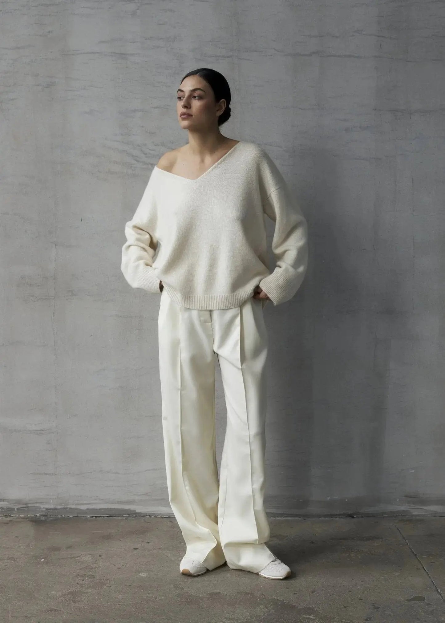 ZHADANA V-Neck Cashmere Sweater in White NiSO