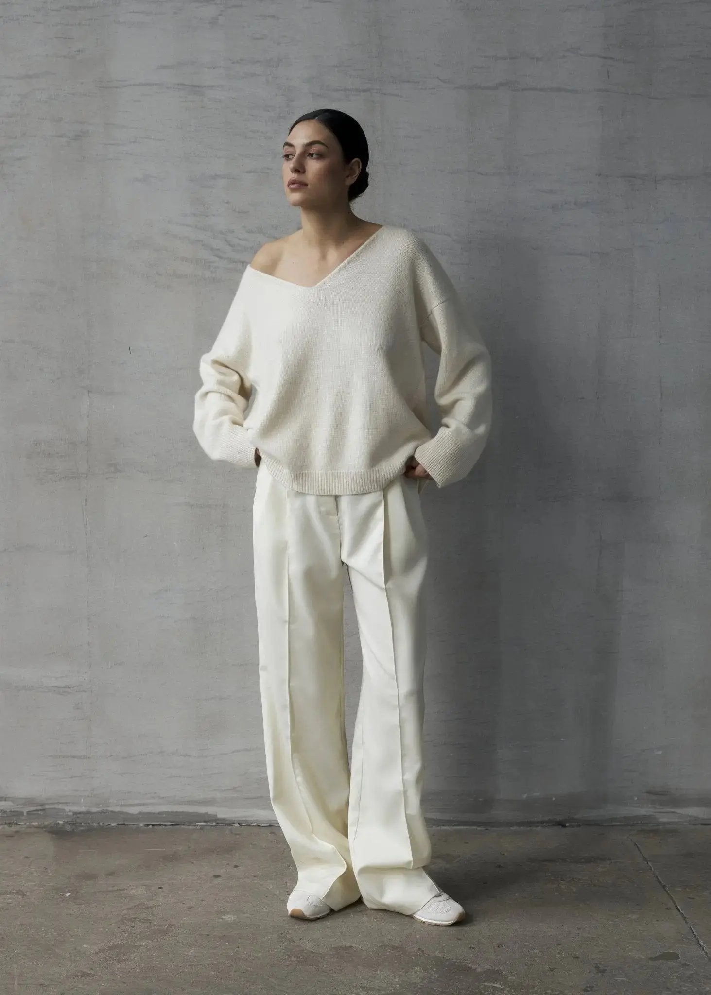 ZHADANA V-Neck Cashmere Sweater in White NiSO