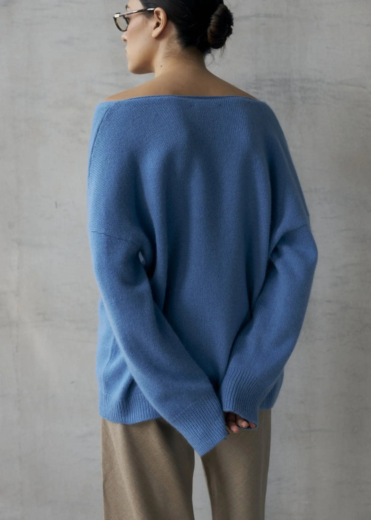 ZHADANA V-Neck Cashmere Sweater in Bright Blue NiSO