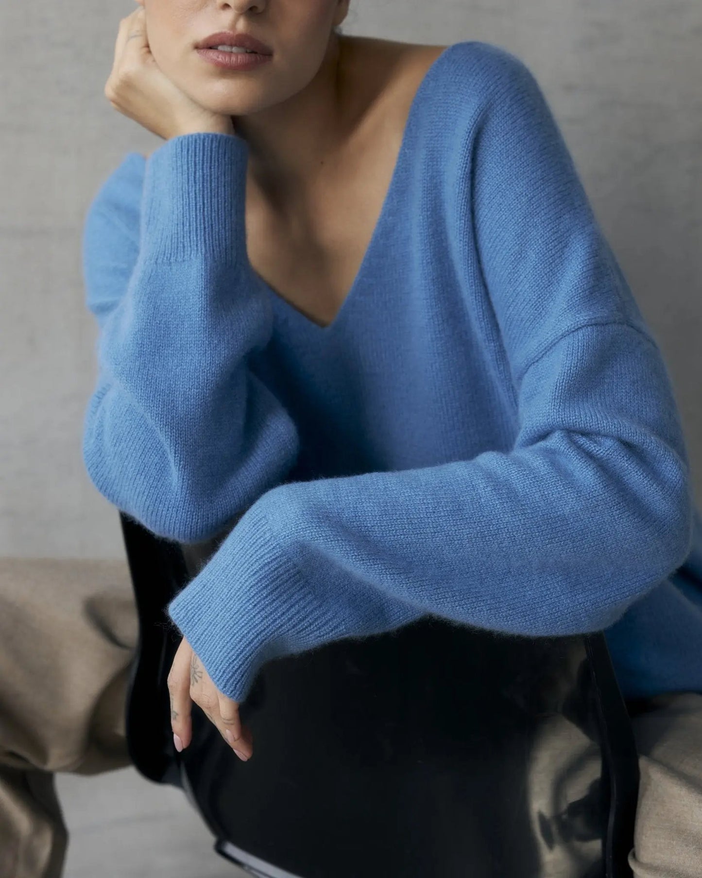 ZHADANA V-Neck Cashmere Sweater in Bright Blue NiSO