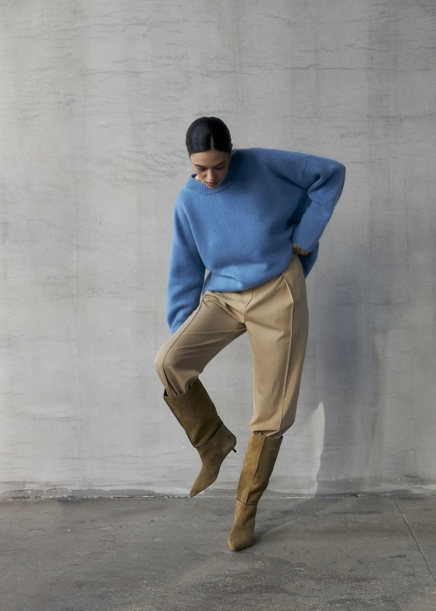 ZHADANA V-Neck Cashmere Sweater in Bright Blue NiSO