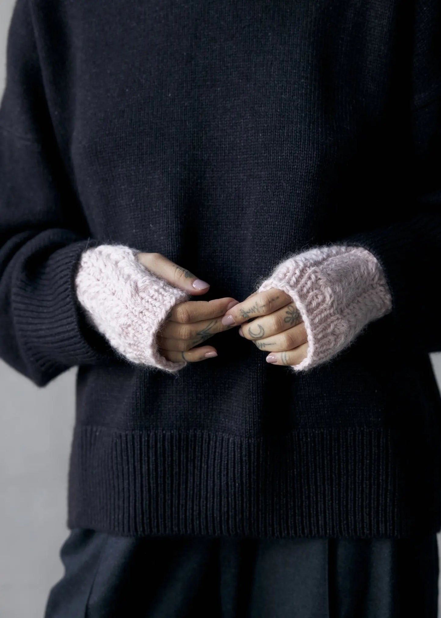 ZORIANA Crew-Neck Cashmere Sweater in Black NiSO