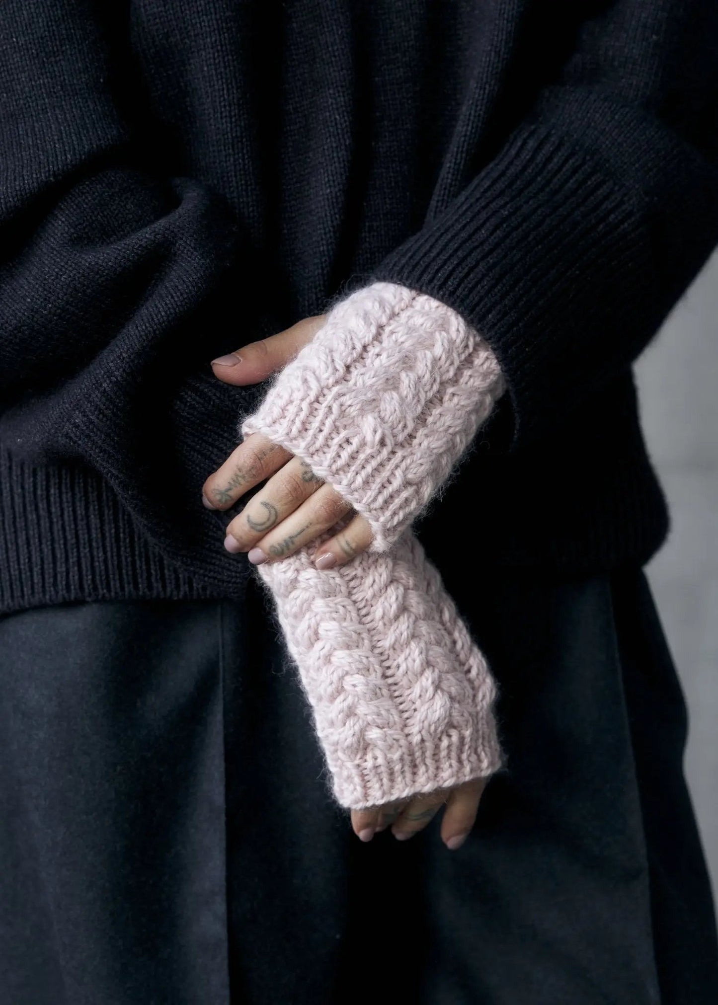 ZORIANA Crew-Neck Cashmere Sweater in Black NiSO