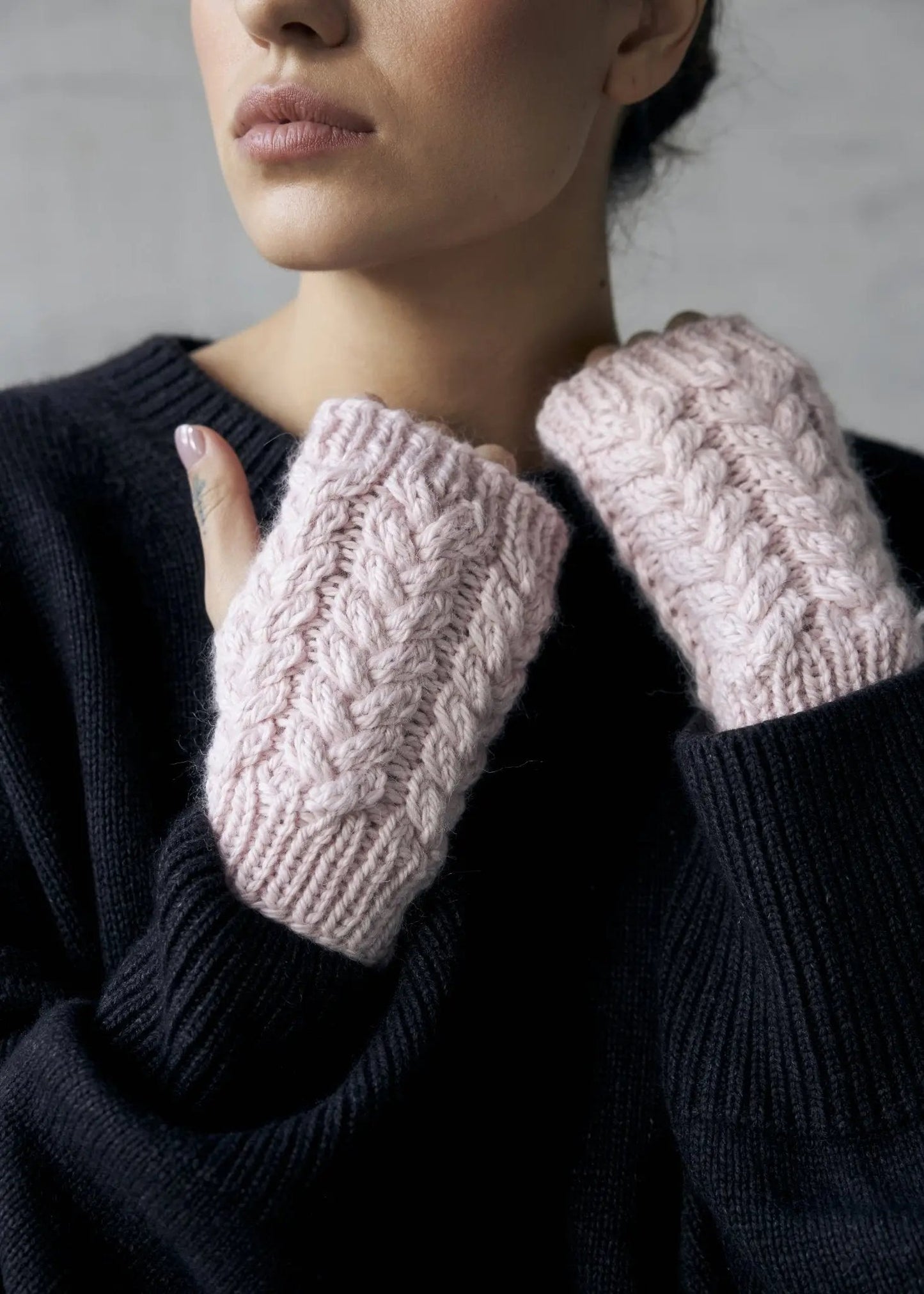 ZORIANA Crew-Neck Cashmere Sweater in Black NiSO