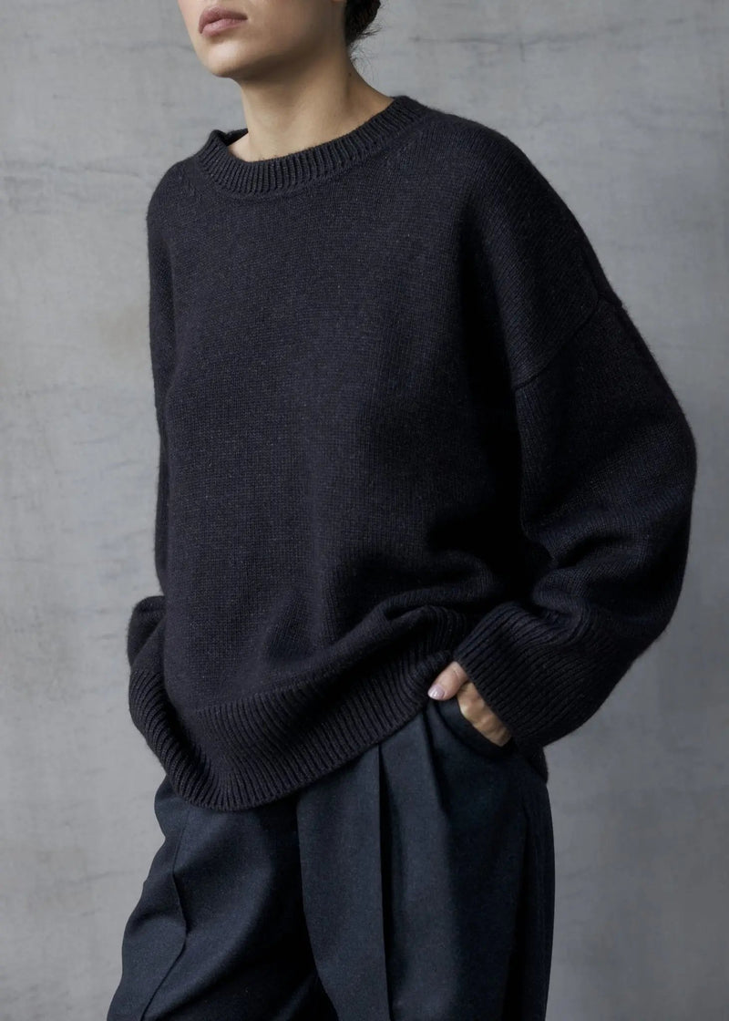 ZORIANA Crew-Neck Cashmere Sweater in Black NiSO
