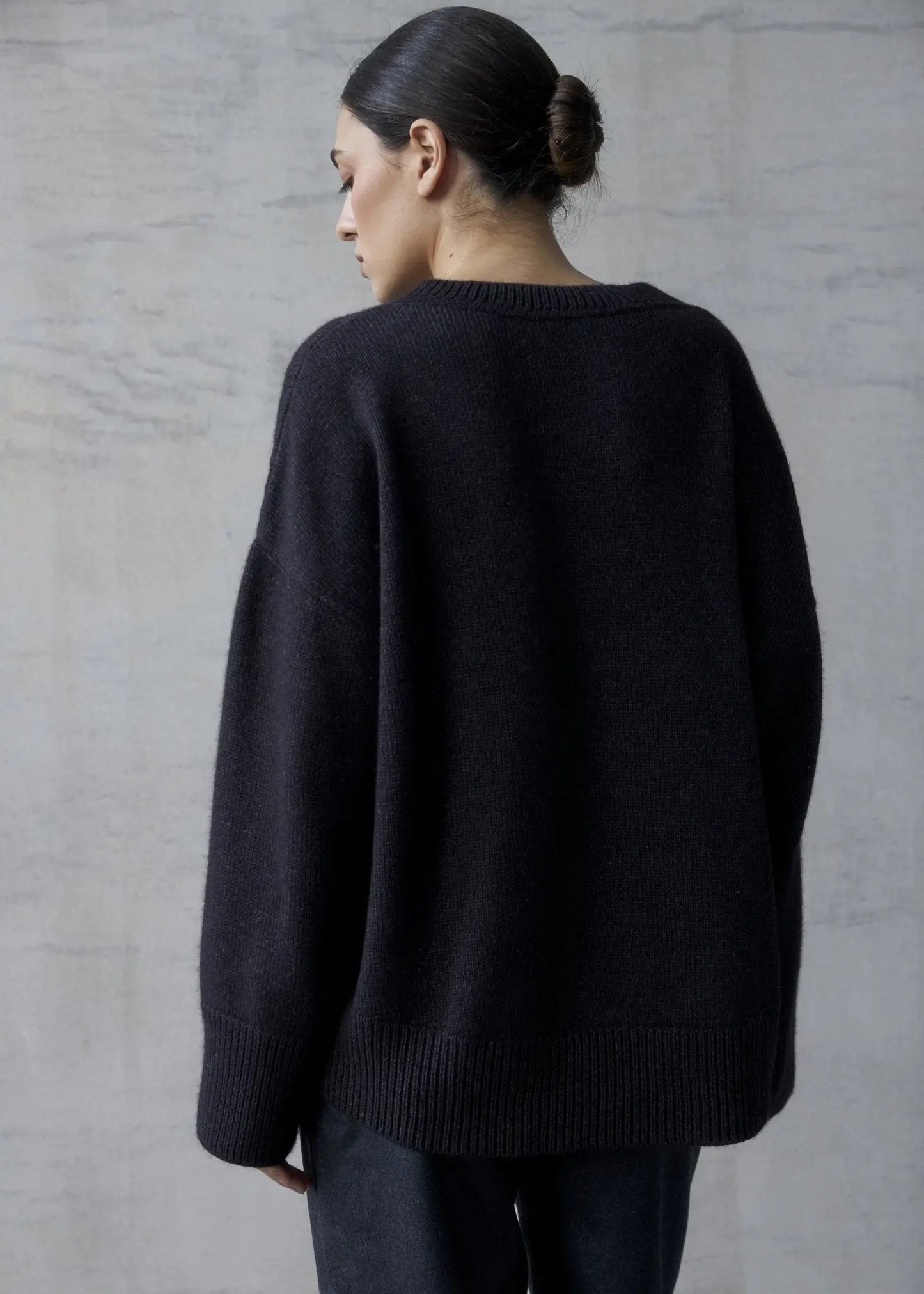 ZORIANA Crew-Neck Cashmere Sweater in Black NiSO