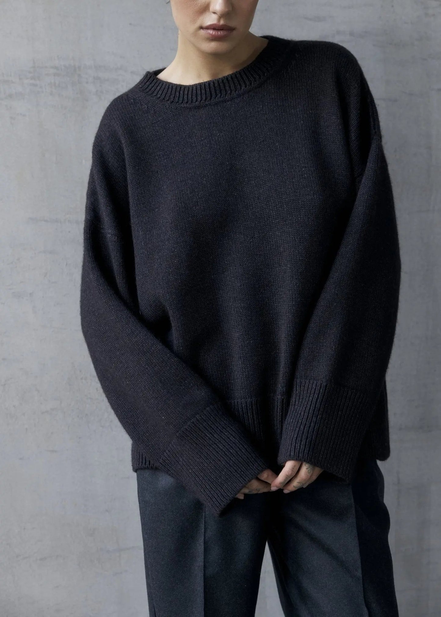ZORIANA Crew-Neck Cashmere Sweater in Black NiSO
