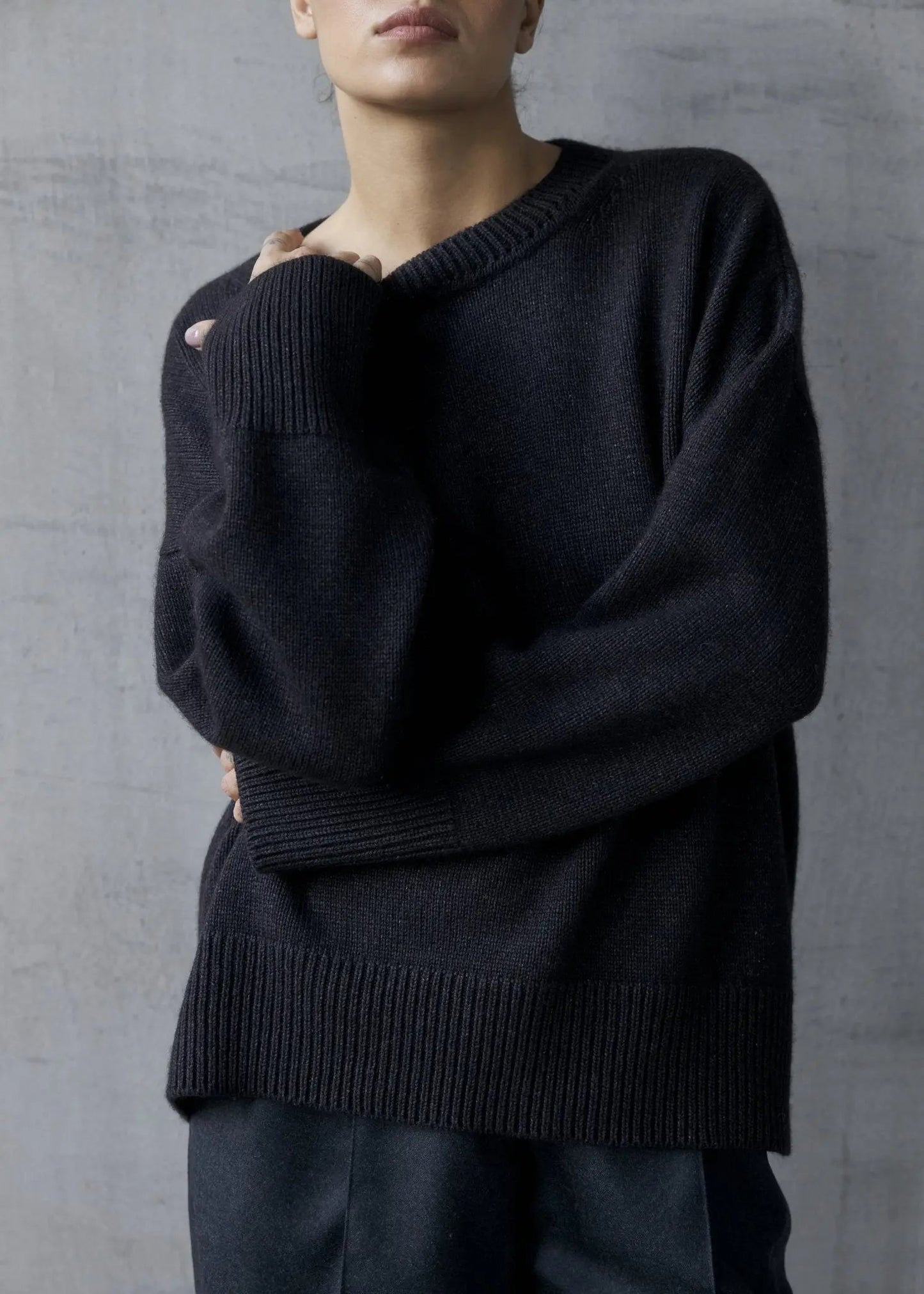 ZORIANA Crew-Neck Cashmere Sweater in Black NiSO