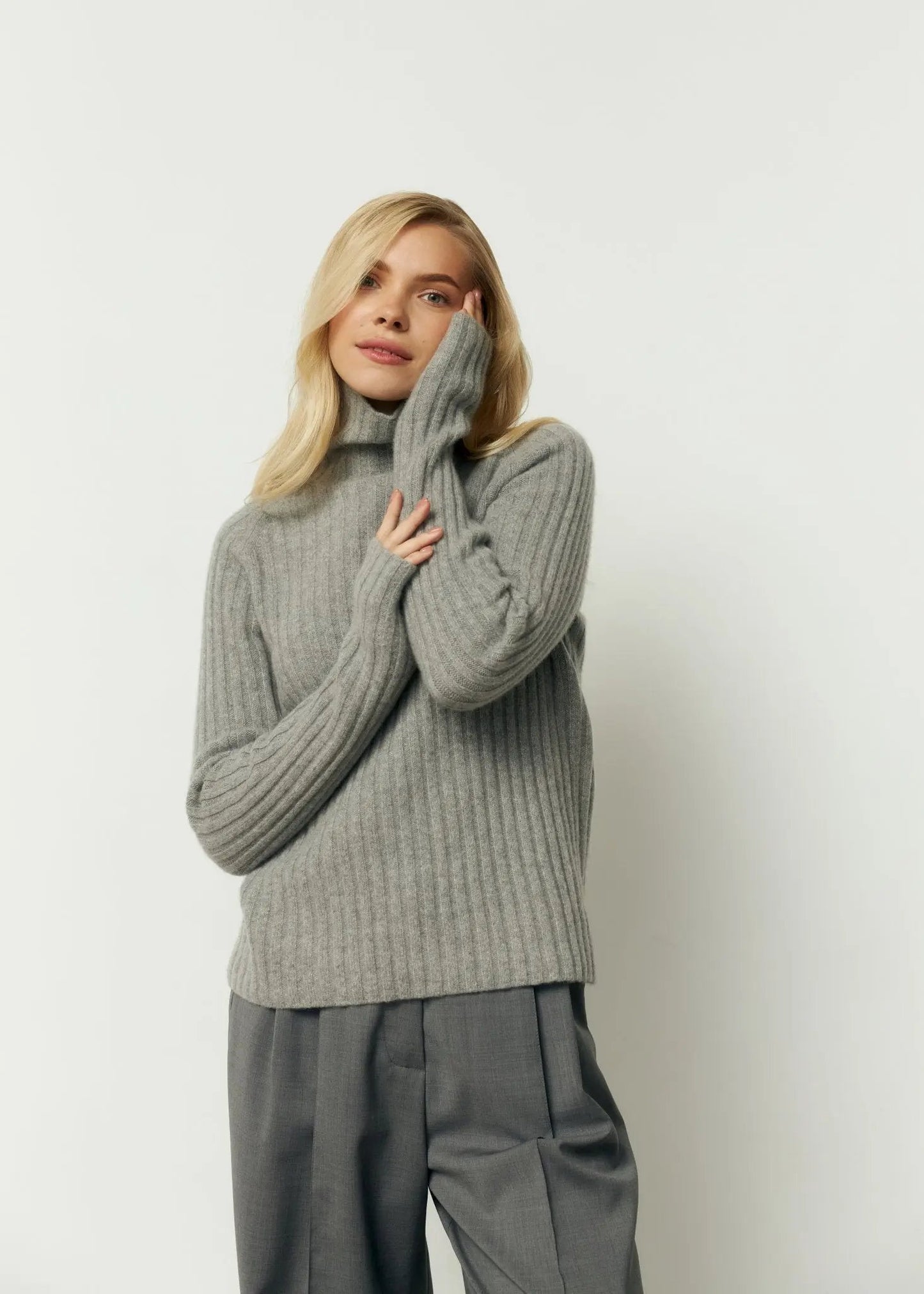 LILEYA Cashmere Sweater in Gray - NiSO