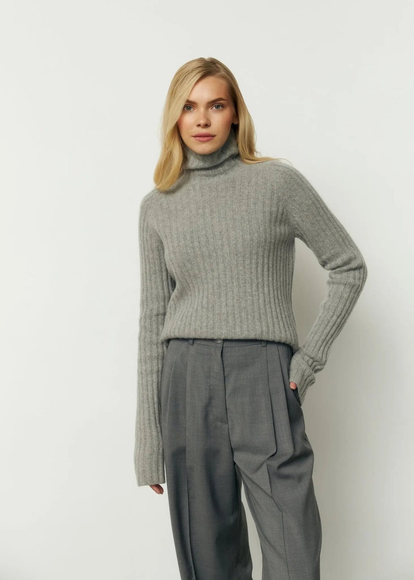LILEYA Cashmere Sweater in Gray - NiSO