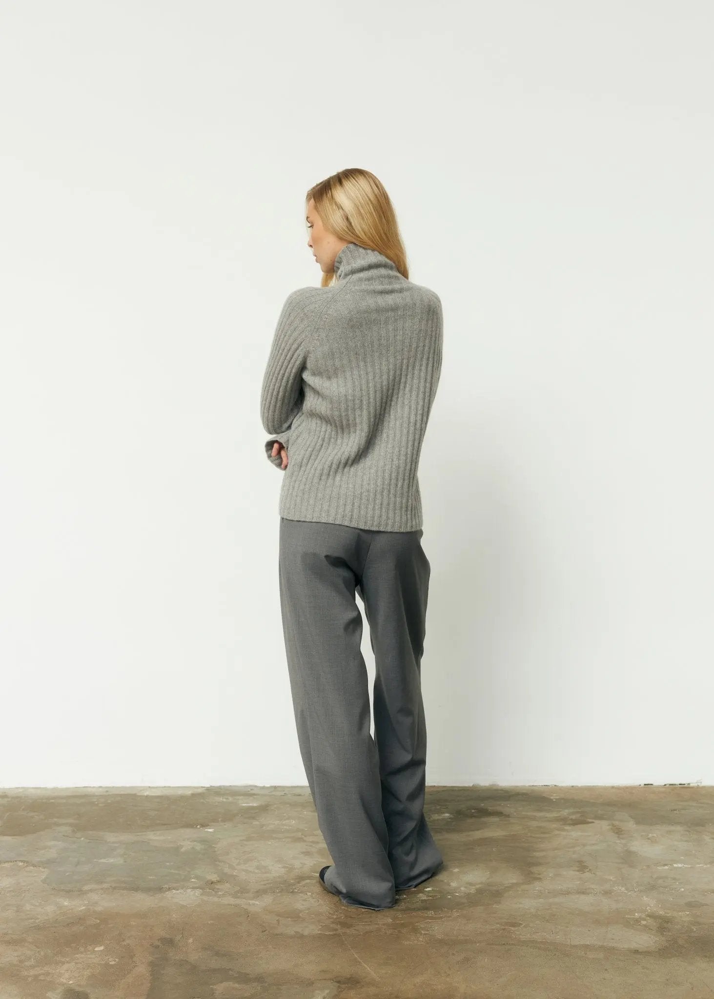 LILEYA Cashmere Sweater in Gray - NiSO