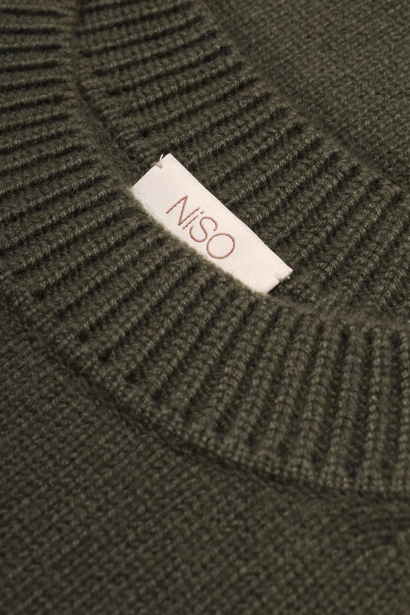 ZORIANA Crew-Neck Cashmere Sweater in Dark Green NiSO