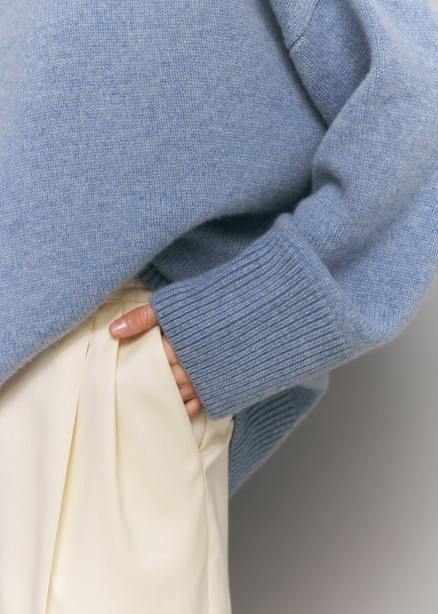 Large 100% Cashmere Oversize Sweater with Turtle Neck in Blue - NiSO