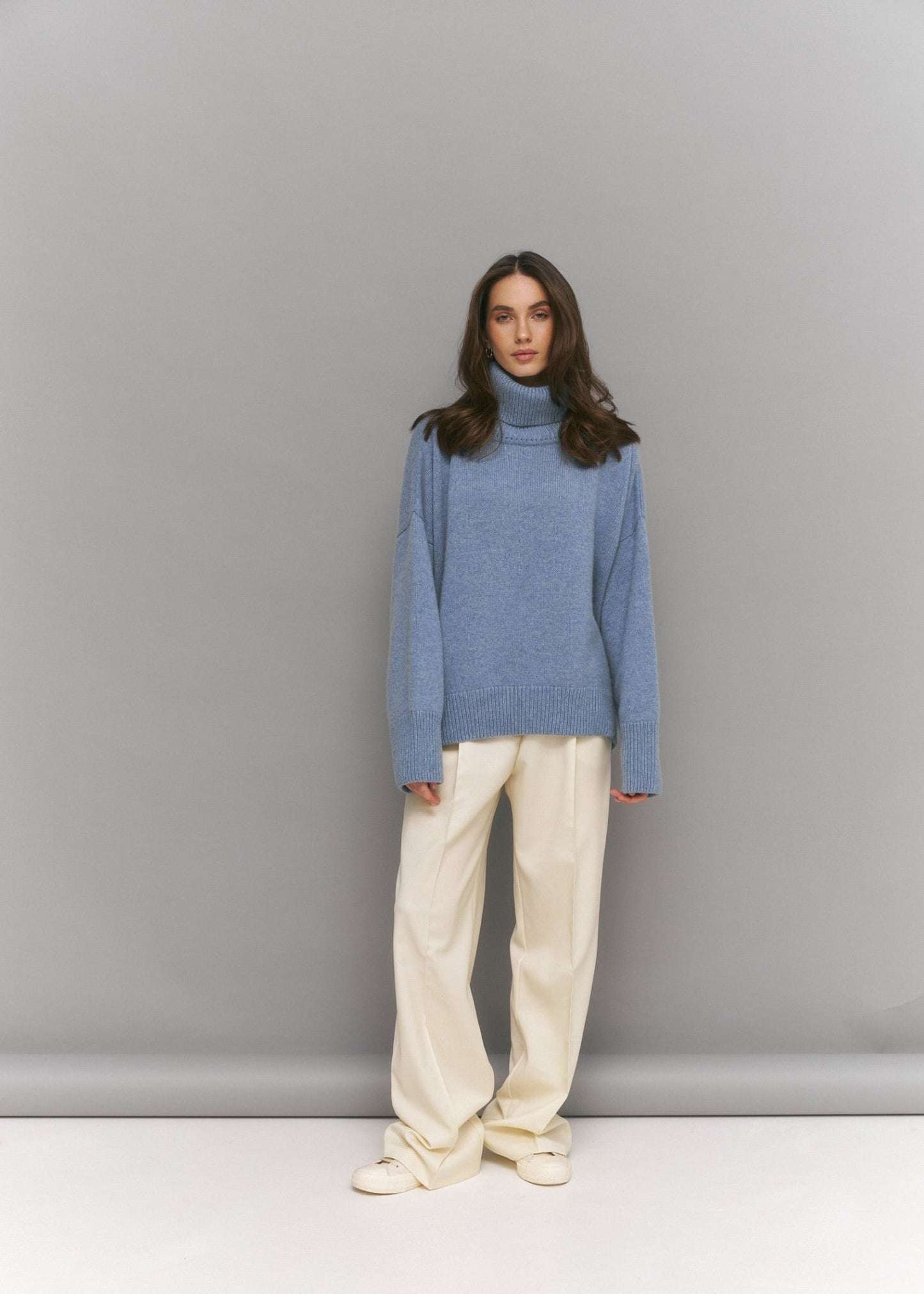Large 100% Cashmere Oversize Sweater with Turtle Neck in Blue - NiSO