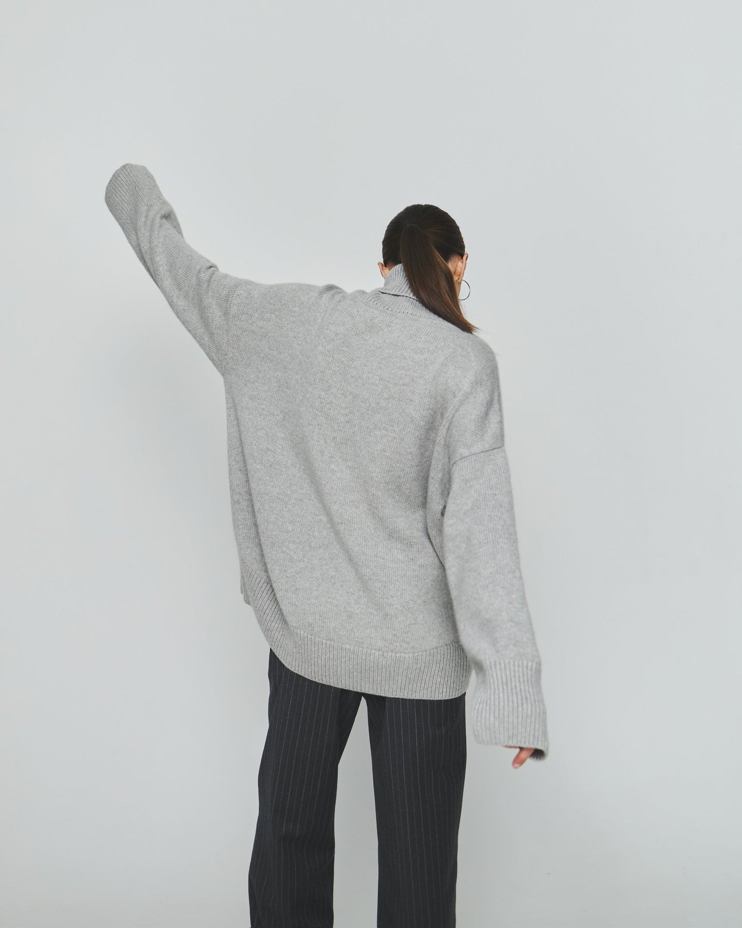 Large 100% Cashmere Oversize Sweater with Turtle Neck in Grey - NiSO