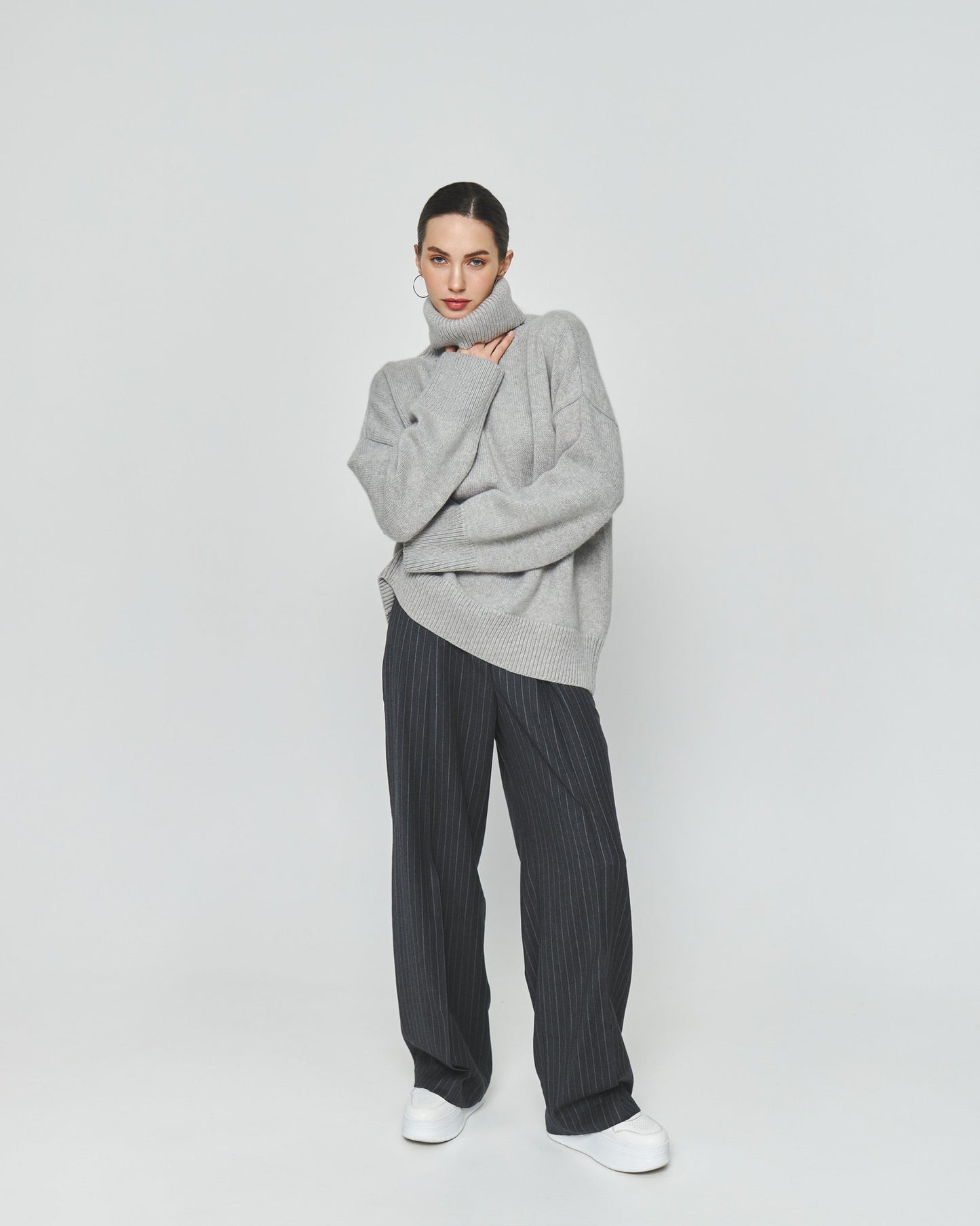 Large 100% Cashmere Oversize Sweater with Turtle Neck in Grey - NiSO