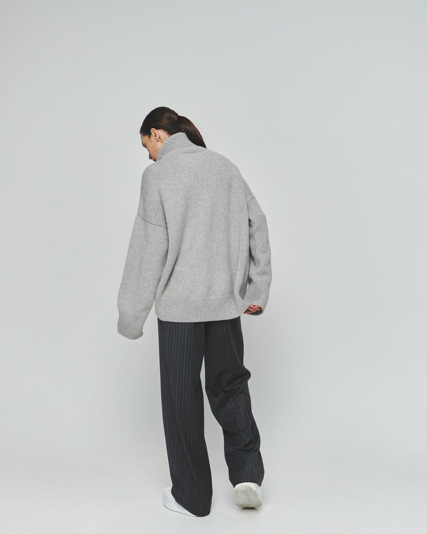 Large 100% Cashmere Oversize Sweater with Turtle Neck in Grey - NiSO