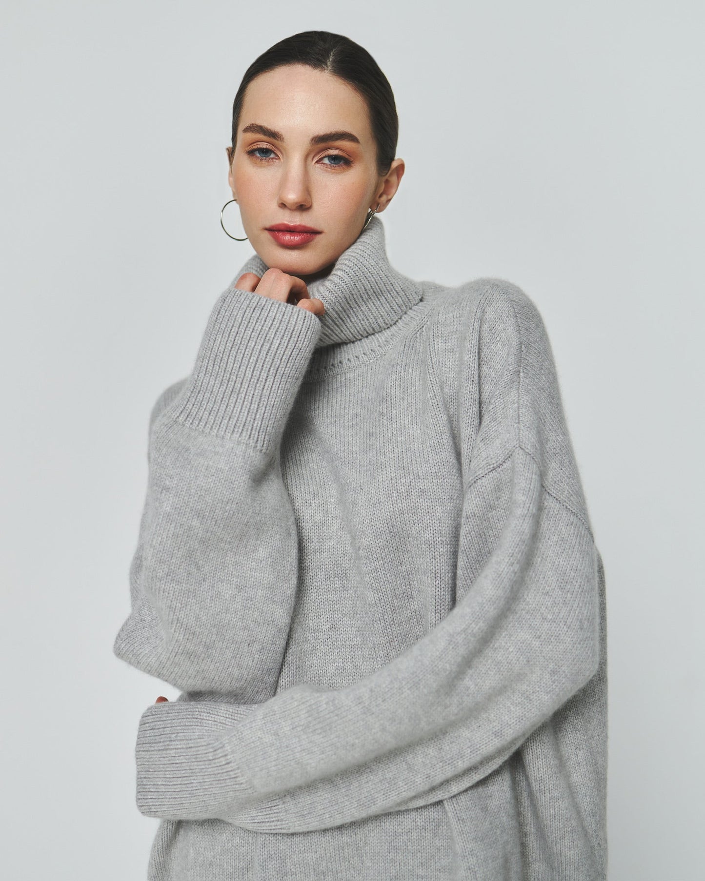 Large 100% Cashmere Oversize Sweater with Turtle Neck in Grey - NiSO