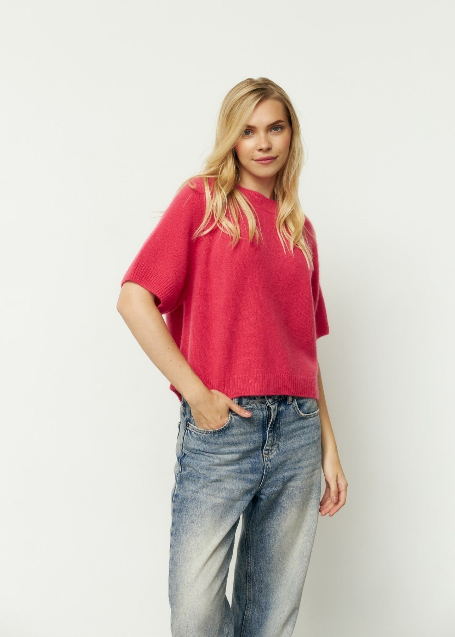 Lightweight Cashmere T-Shirt in Raspberry - NiSO