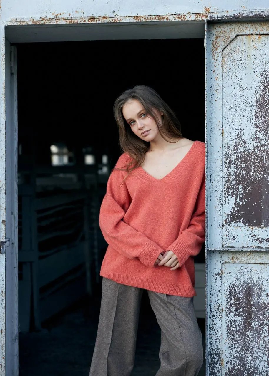 ZHADANA V-Neck Cashmere Sweater in Red Melange NiSO