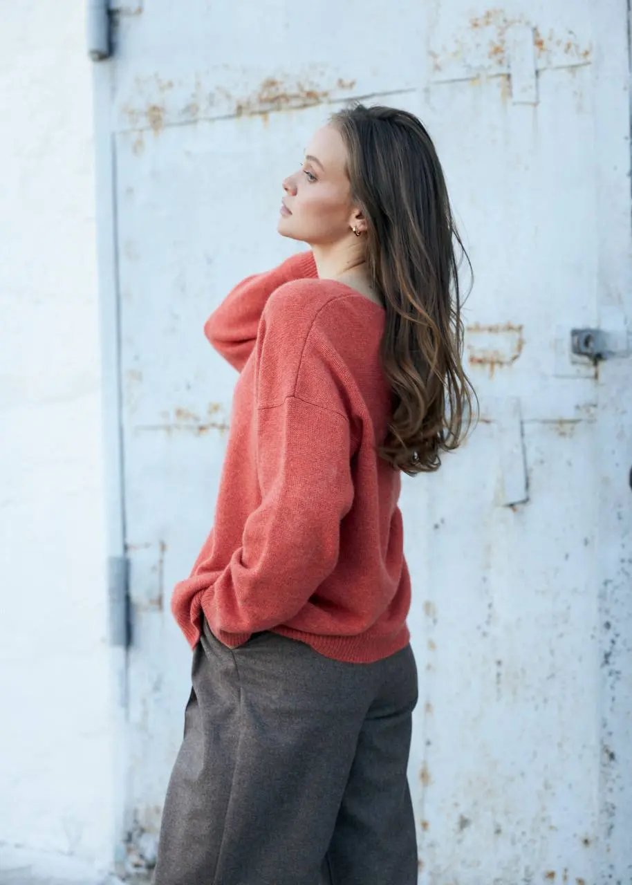 ZHADANA V-Neck Cashmere Sweater in Red Melange NiSO