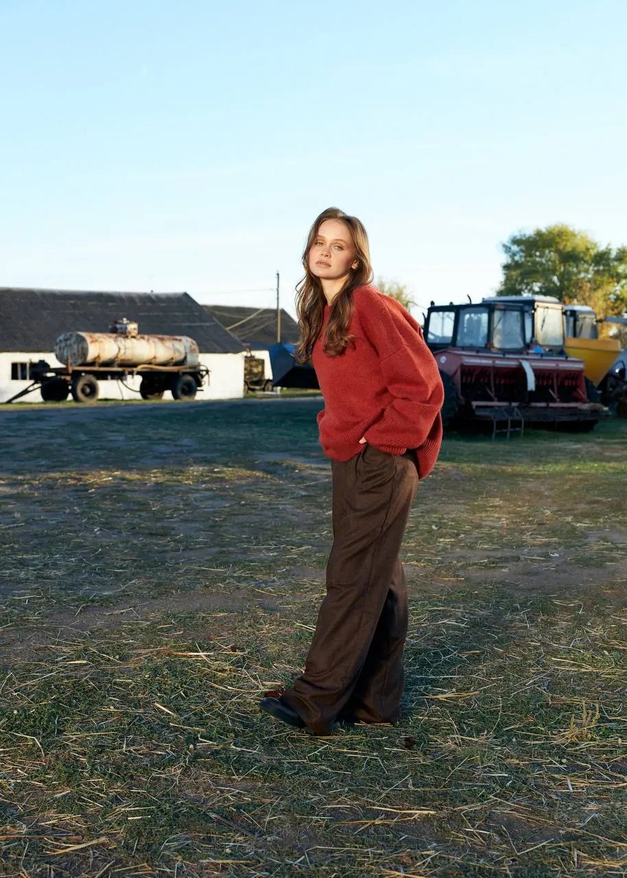 ZORIANA Crew-Neck Cashmere Sweater in Dark Orange NiSO