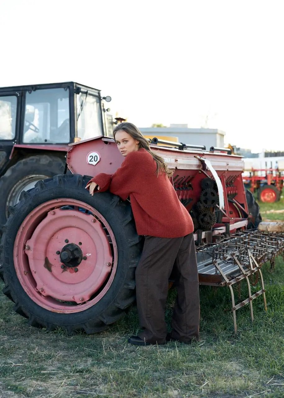 ZORIANA Crew-Neck Cashmere Sweater in Dark Orange NiSO