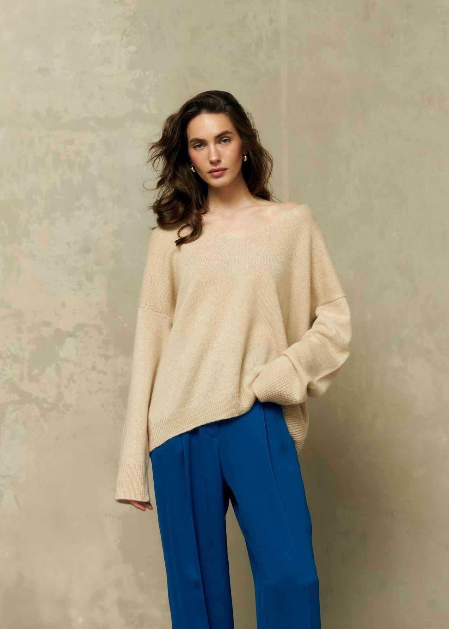 V - Neck 100% Cashmere Sweater in Beige - NiSO
