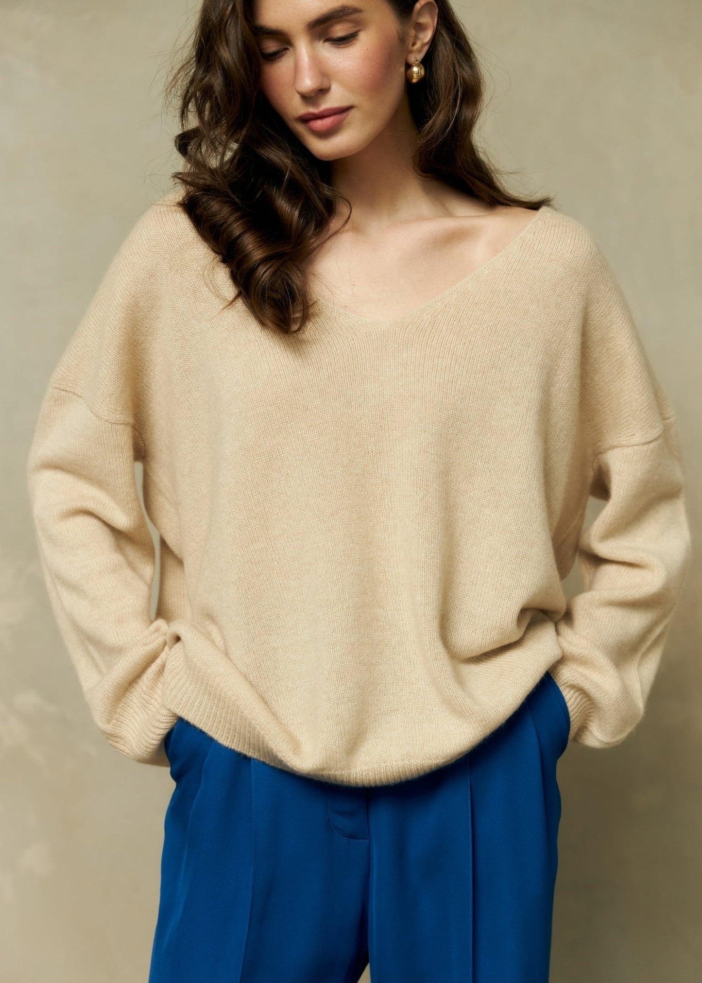 V - Neck 100% Cashmere Sweater in Beige - NiSO