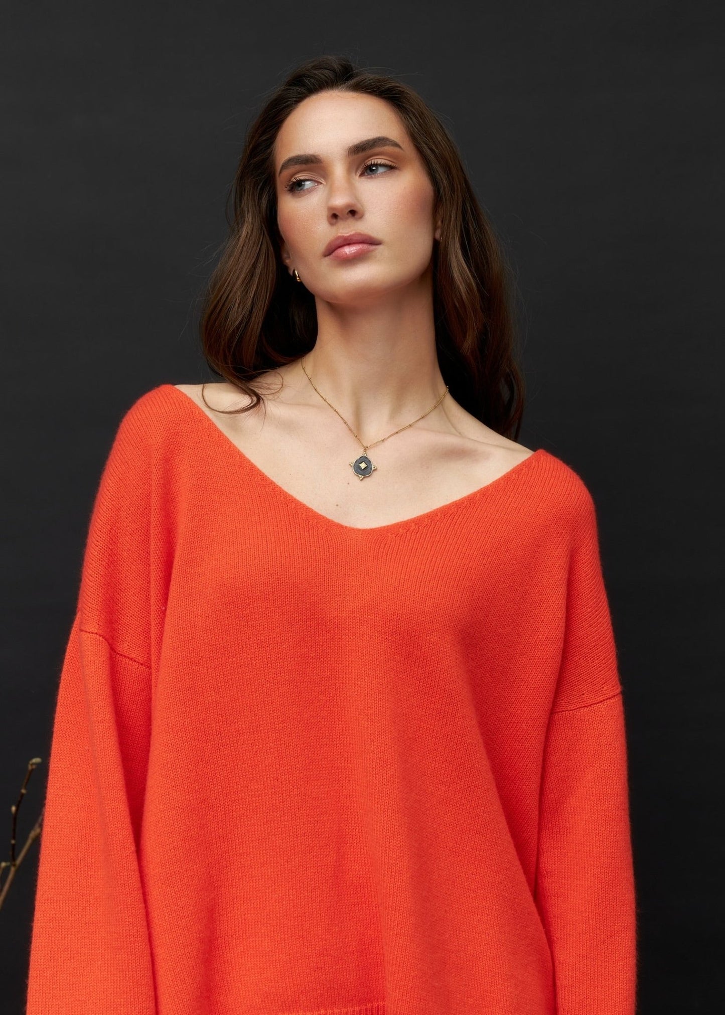 V - Neck 100% Cashmere Sweater in Beige - NiSO