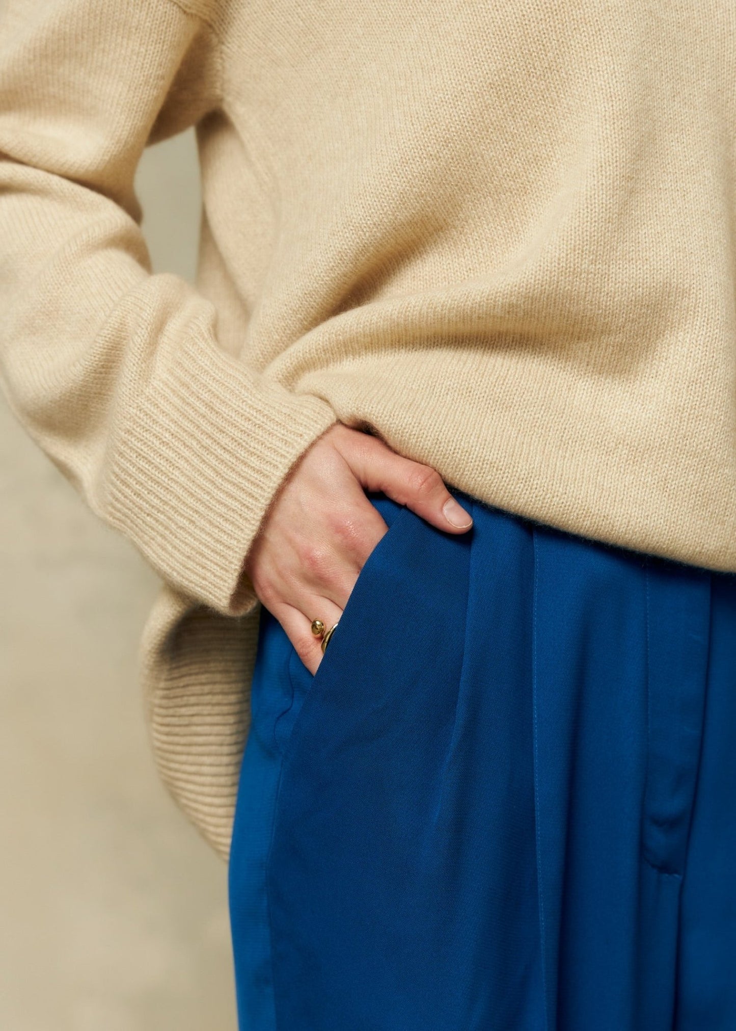 V - Neck 100% Cashmere Sweater in Beige - NiSO