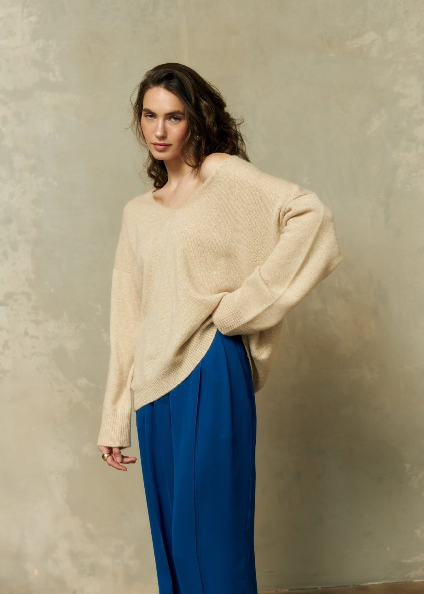 V - Neck 100% Cashmere Sweater in Beige - NiSO