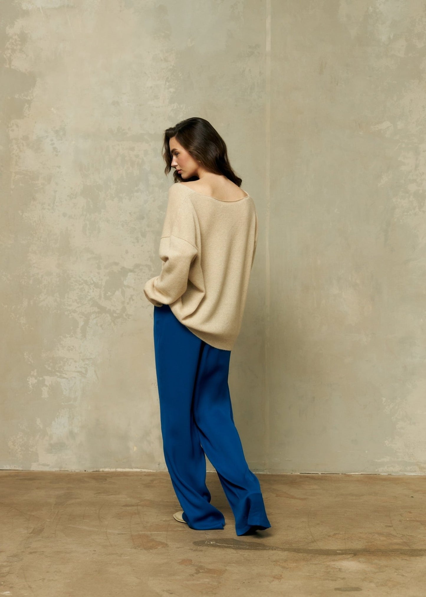 V - Neck 100% Cashmere Sweater in Beige - NiSO
