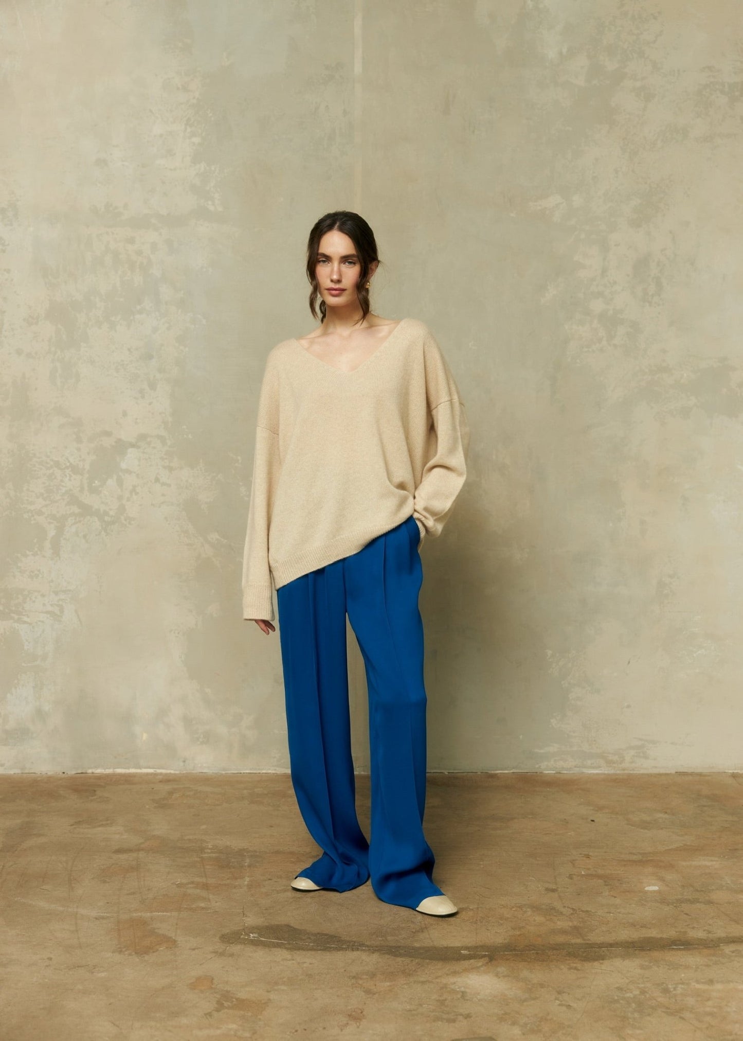 V - Neck 100% Cashmere Sweater in Beige - NiSO