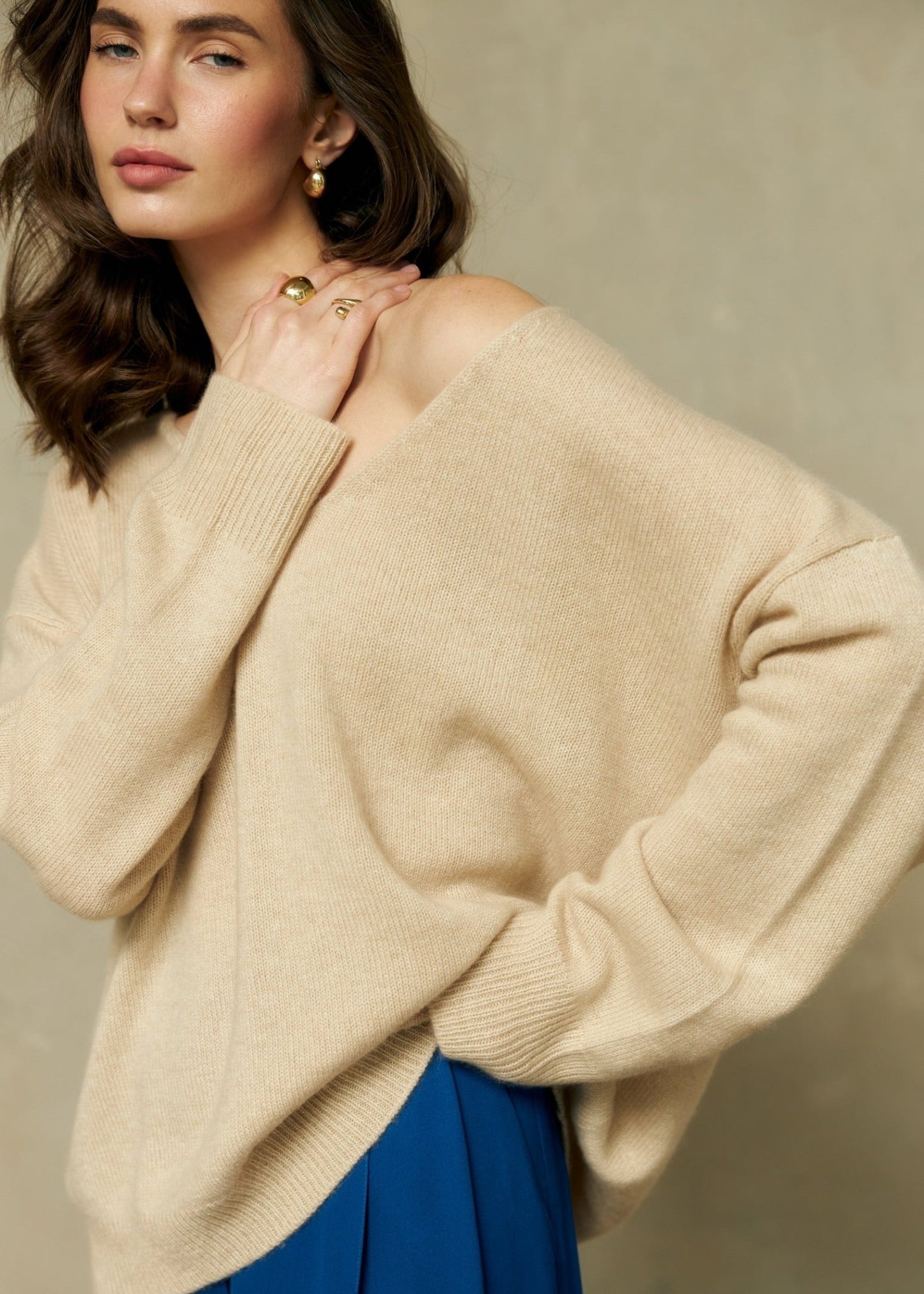 V - Neck 100% Cashmere Sweater in Beige - NiSO